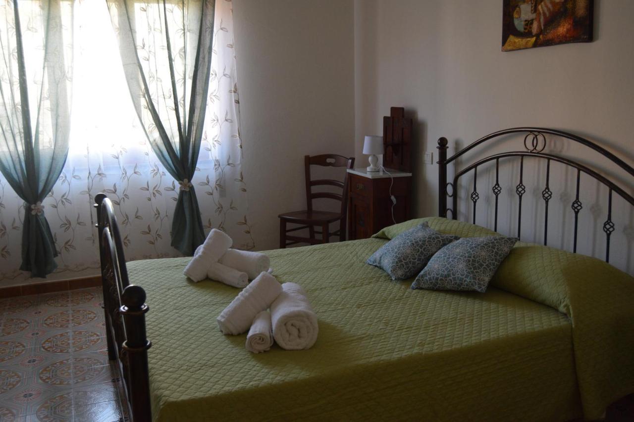 Su Fassoi Cabras Bed & Breakfast Exterior photo